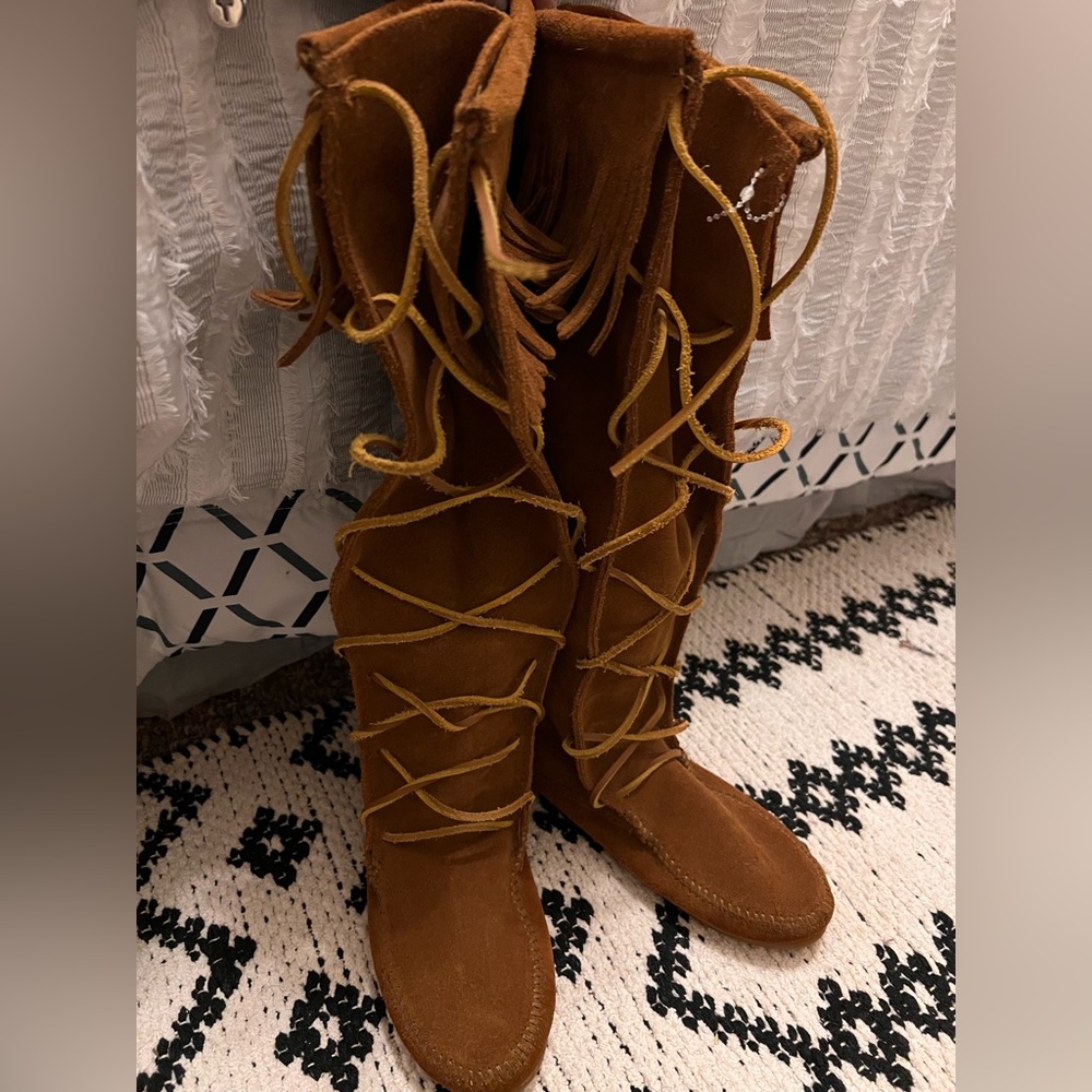 Minnetonka New without tags Women's Hardsole Suede Fringe Lace Up Western Boots